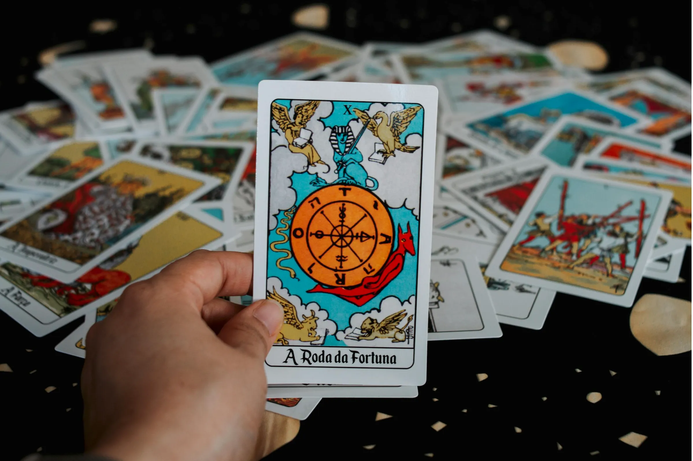 Carta de la Rueda de la Fortuna en una lectura de tarot, símbolo de ciclos, cambios y autoconocimiento
